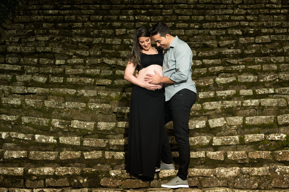 casal gestante abraçados no jardim botânico em são paulo